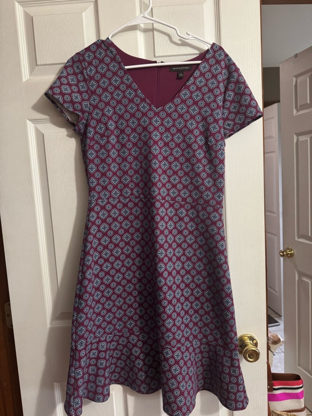 Banana Republic V‑Neck Short Sleeve Midi Dress - Burgundy with Light Blue Motif